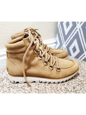 Sorel Women’s Boots Size 7.5 Tan Leather Lace Up Ankle Outdoor Hiking